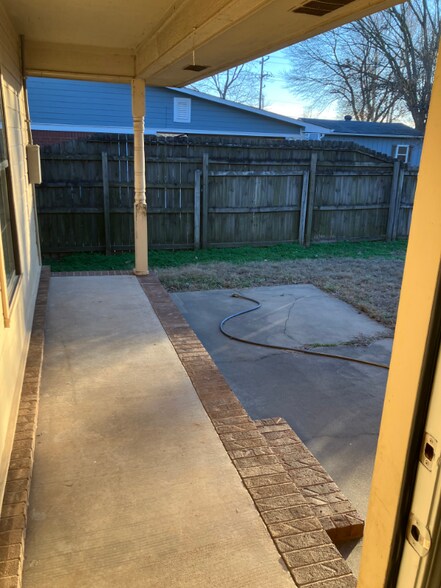 Building Photo - 5620 S 98th St