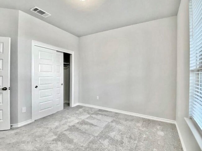 Building Photo - 816 Alta Wy