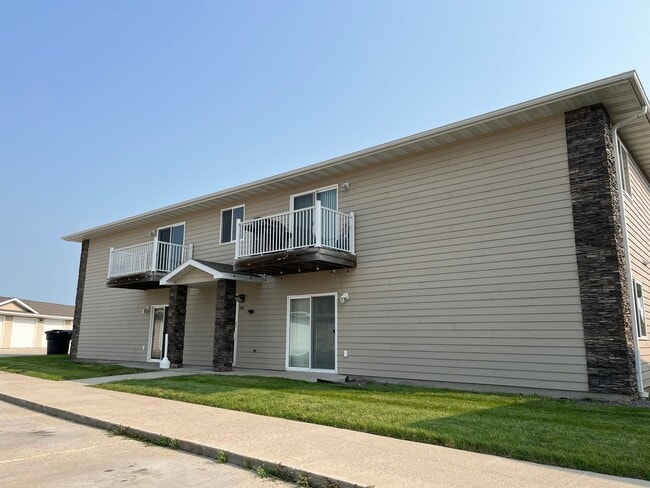 Building Photo - 2 Bed 1 Bath Single Stall Garage