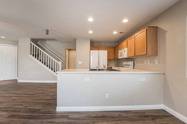 Building Photo - 3 BEDROOM HOUSE WITH OPEN FLOOR PLAN !!