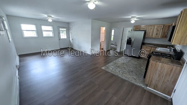 Building Photo - Cozy 2 Bed House with Deck & Yard