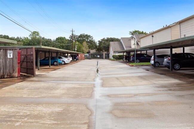 Building Photo - 2909 Hillcroft St