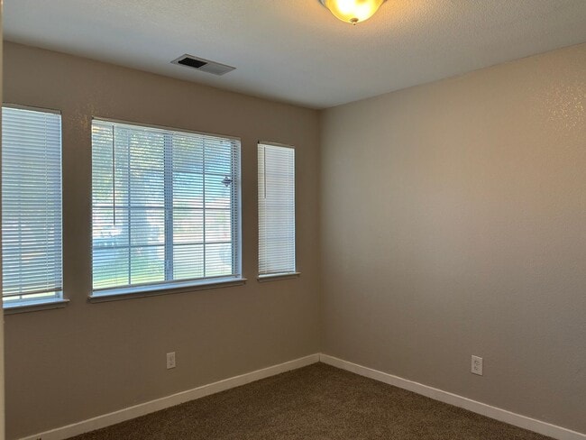 Building Photo - 3 BR home near Central High East campus, good access to HWY 99
