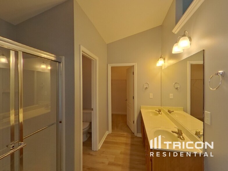 Building Photo - 247 Lantana Dr