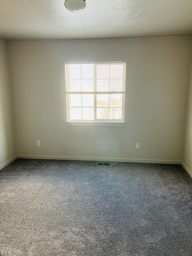 Building Photo - Beautiful town house with central air.