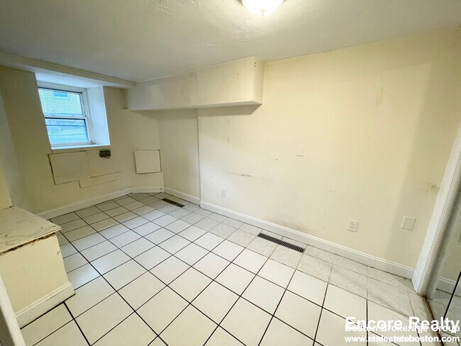 Building Photo - 733 Parker St