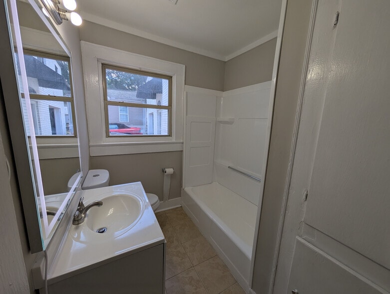 Building Photo - Room in Apartment on Kerr St NW