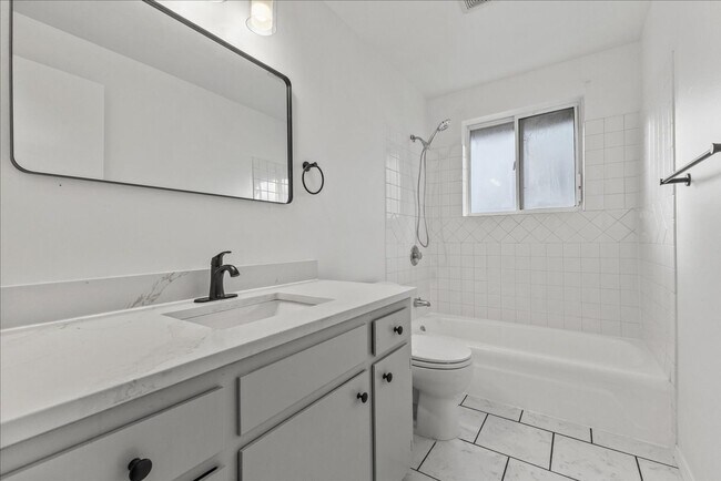 Building Photo - Bright and Updated Beacon Hill Rambler