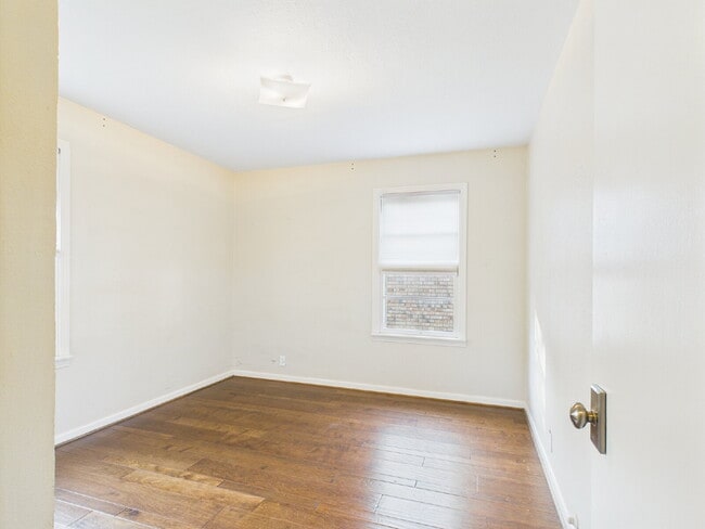 Building Photo - Adorable two-bedroom one-bath !!!!!