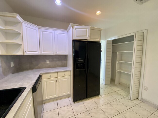 Building Photo - 1101 Bay Dr