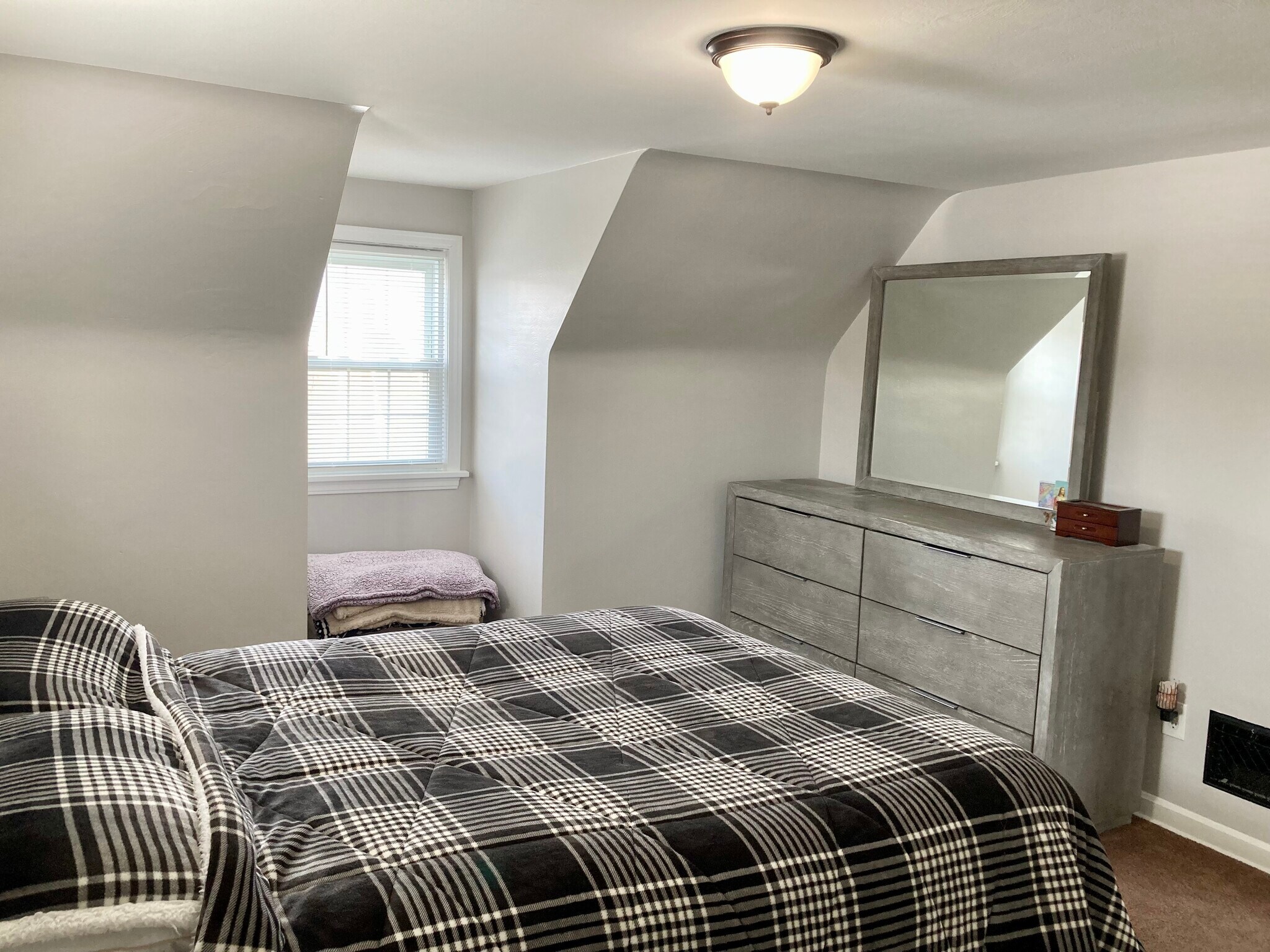 Building Photo - 144 Oak St