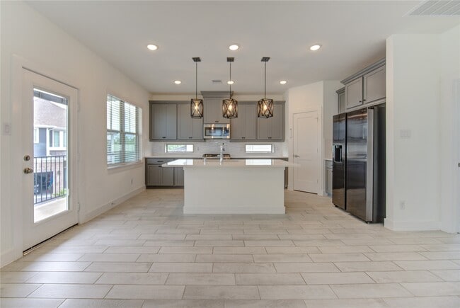Building Photo - 18815 River Overlook Ct