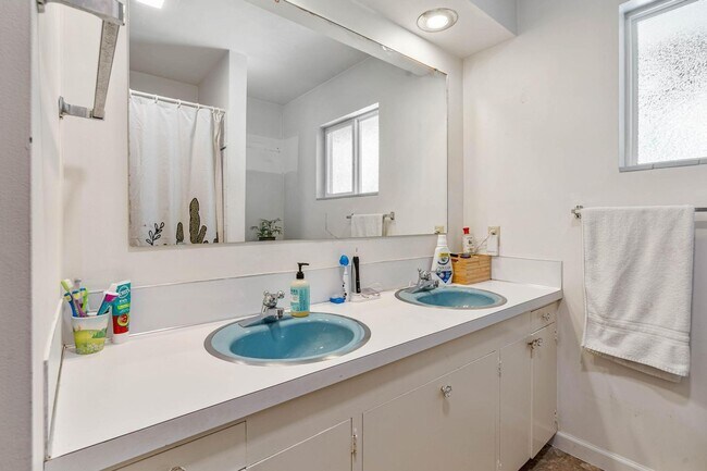 Building Photo - Charming 3-bdrm/2-bath Mid-Century ranch—A...