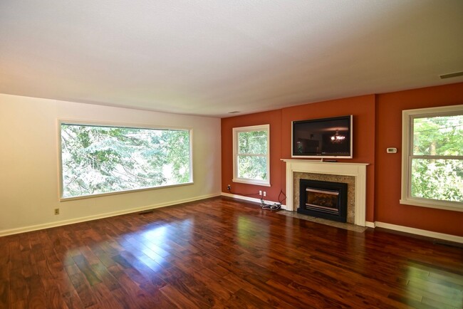 Building Photo - Lake Forest Park Four Bedroom