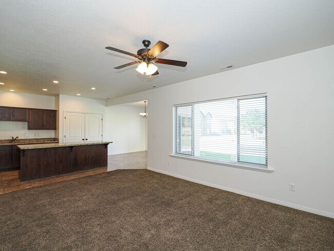 Building Photo - Beautiful 3-Bed, 2-Bath Townhome in Americ...