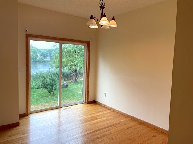 Building Photo - 707 E 7th St