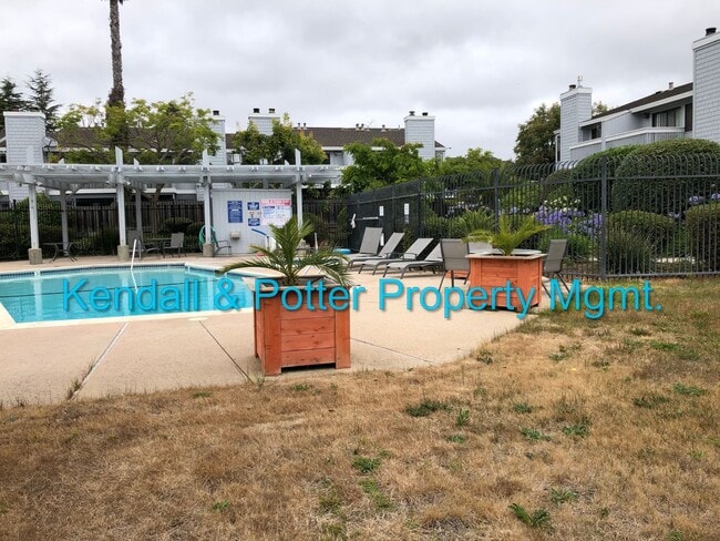 Building Photo - Spacious 3 bed/2.5 bath End Unit Townhome ...