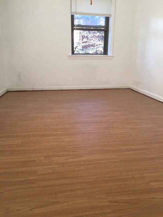 Building Photo - 418 Main St