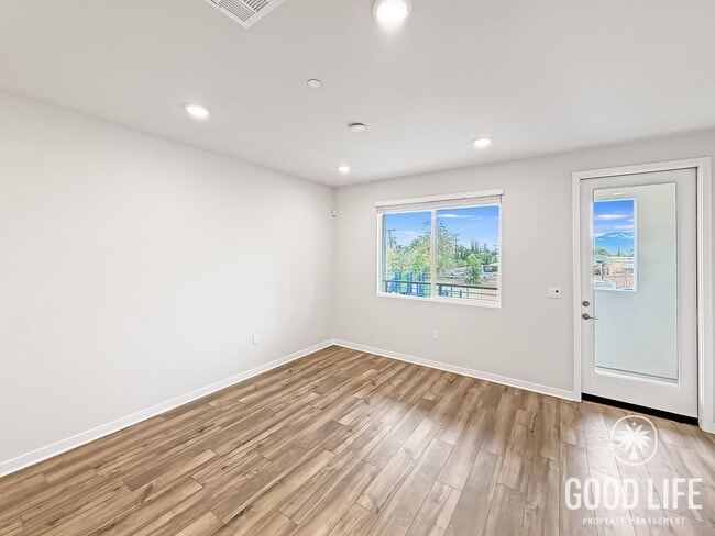 Building Photo - Beautiful New 3B/3BA Gated Community Townhome in Riverside for Lease!