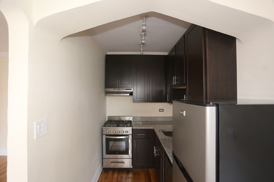 Building Photo - 4742 N Hermitage Ave