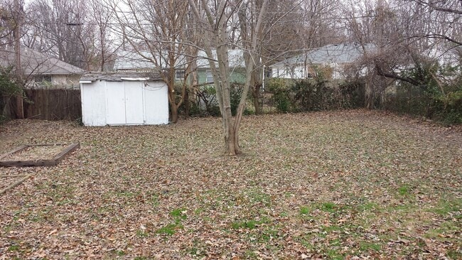 Building Photo - Very nice 3 bedroom house available for re...