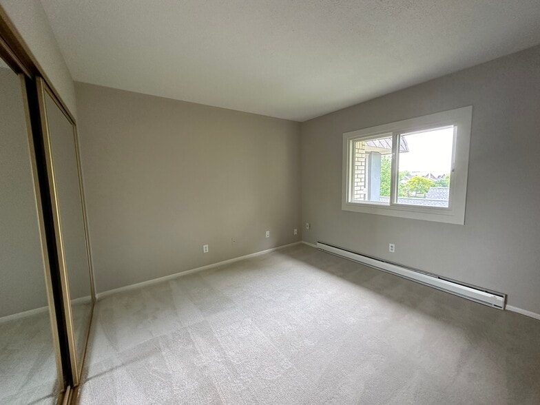 Second bedroom that can be den or office; closet has sliding mirrored doors - 4075 W 51st St