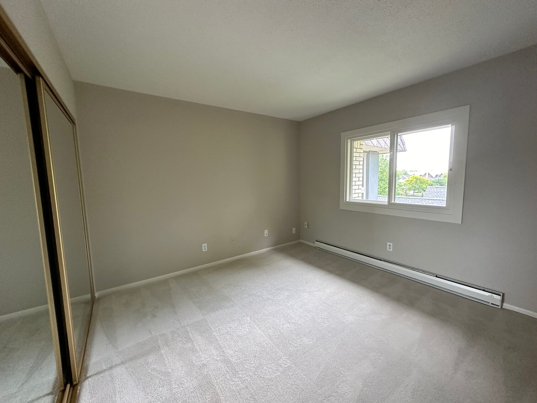 Second bedroom that can be den or office; closet has sliding mirrored doors - 4075 W 51st St