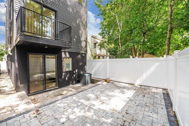 Building Photo - 95 Stegman St