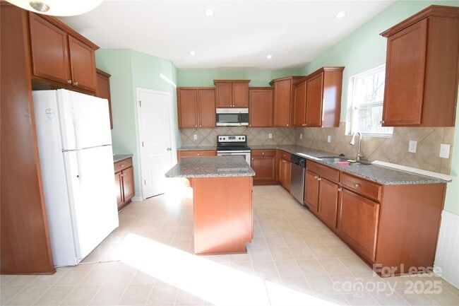 Building Photo - 3296 Saddlebrook Dr