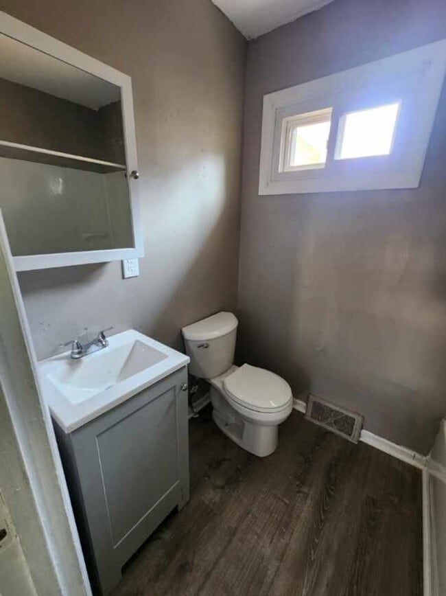 Building Photo - Two Bedroom Single Family Home!