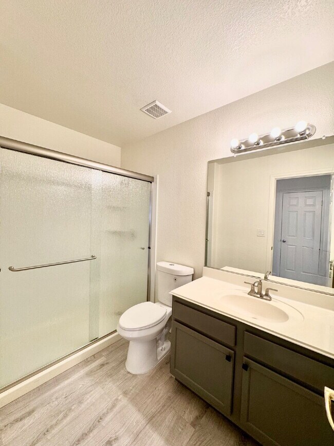 Building Photo - Spacious 4BD/3BA NLV Home with Downstairs ...