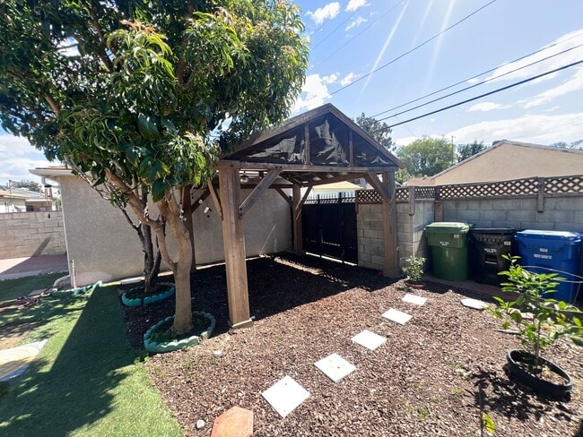 Building Photo - 2 Bedroom Single Story Home for Rent in Re...