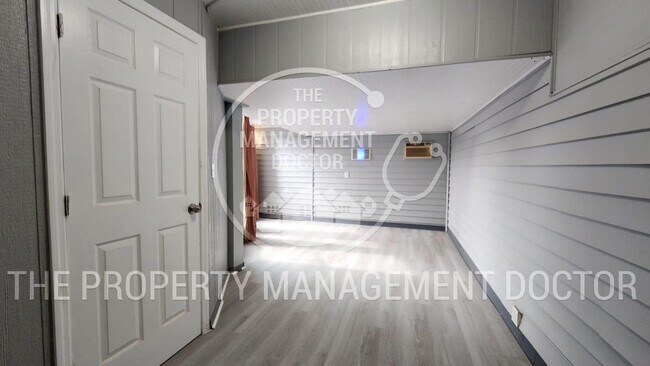 Building Photo - 4BR/2.5BA Tampa Home | Dual Kitchen Areas, Private Bedroom & Fresh Updates