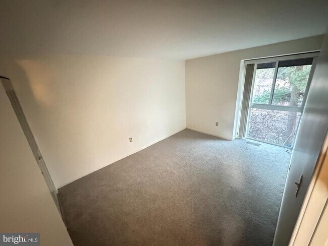 Building Photo - 9250 Three Oaks Dr