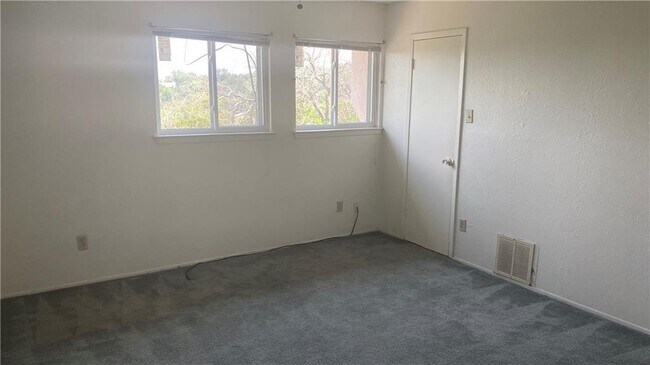Building Photo - 6900 Hart Ln