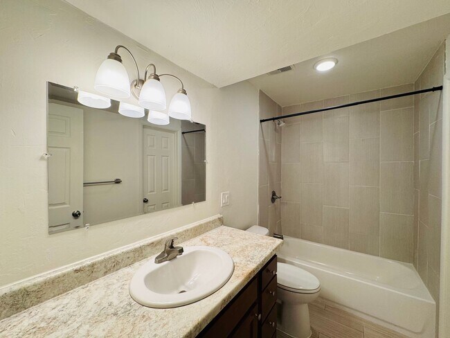 Building Photo - Beautiful Townhome in Great Eastside Location