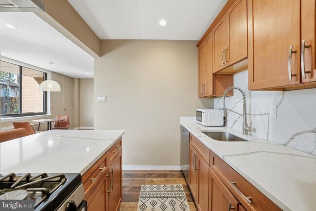 Building Photo - 4390 Lorcom Ln