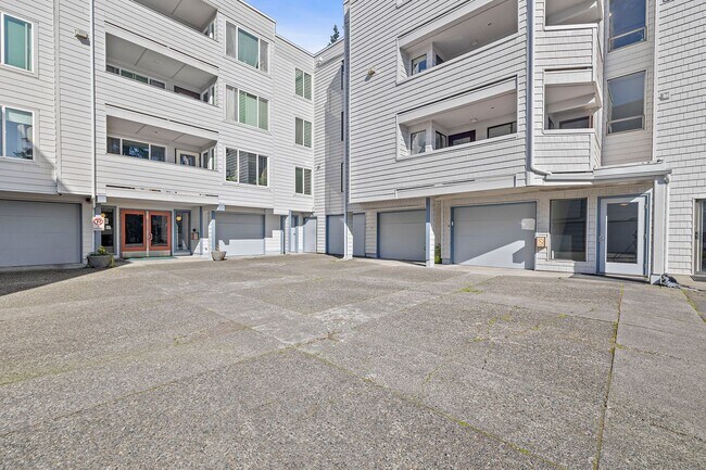 Building Photo - Amazing 2bed/1.5bath Condo Unit with Private Balcony in Meridian Park!