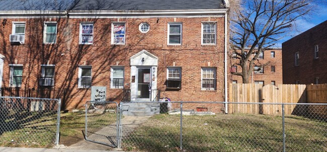 Building Photo - 604 Mellon St SE