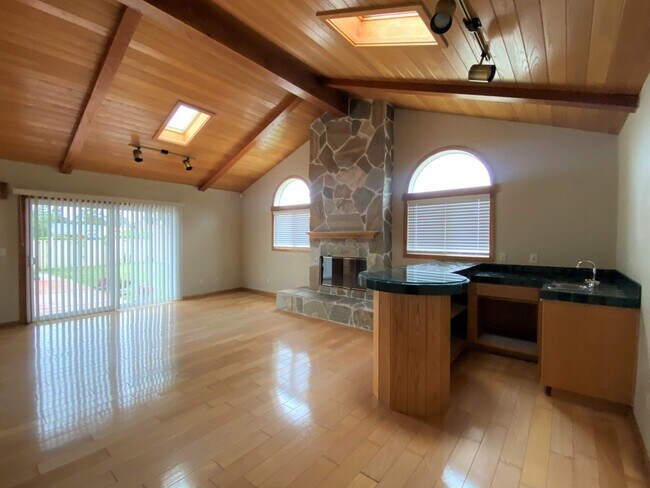 Building Photo - 3BR 3BA home, located in beautiful Solana Beach! Spacious layout with lush landscape