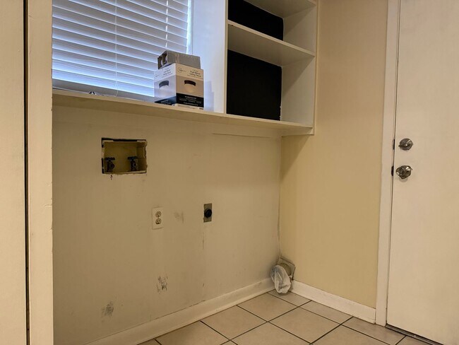 Building Photo - 8606 Holiday Dr