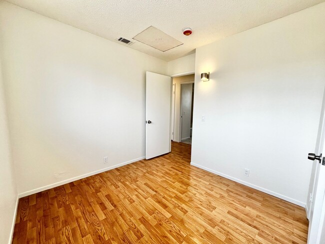 Building Photo - Beautifully Updated 3B 1BA Unit in Lemon G...