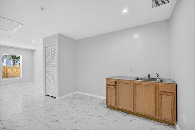 Building Photo - "Spacious 4-Bedroom Oasis with 2 Full Baths in Beautiful Riviera Beach!"