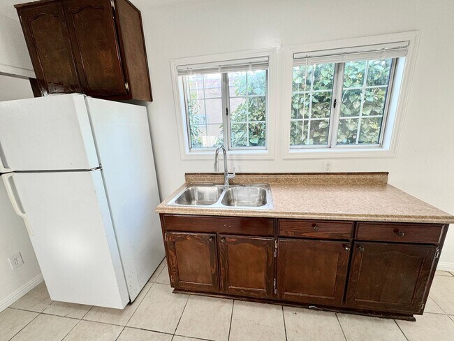 Building Photo - 5223 De Longpre Ave