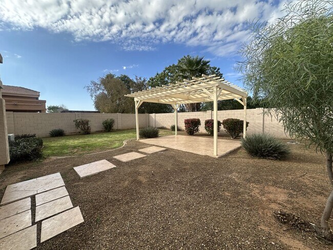Building Photo - BEAUTIFUL SINGLE LEVEL 3 BEDROOM HOME IN PRIME GILBERT LOCATION.
