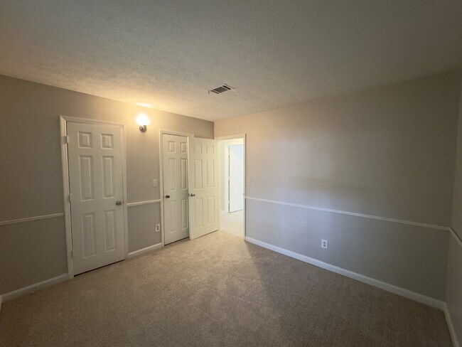 Building Photo - [NEW PRICE] Spacious 4 Bed / 2.5 Bath home...