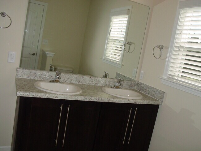 Building Photo - 104 Ventura Pl