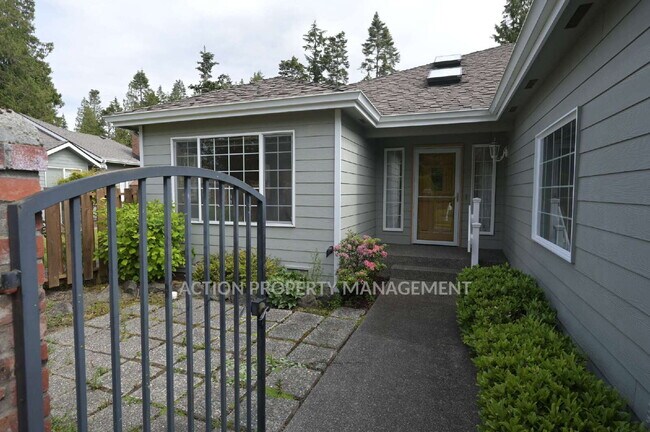 Building Photo - 2 bed + office, 2 bath, 2 car garage condo in Sunland