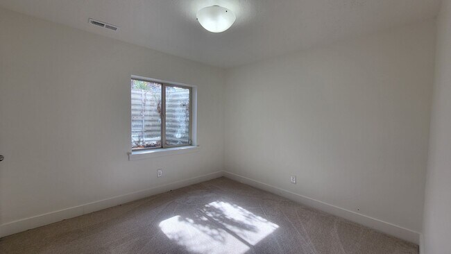Building Photo - 1652 W Brooke St