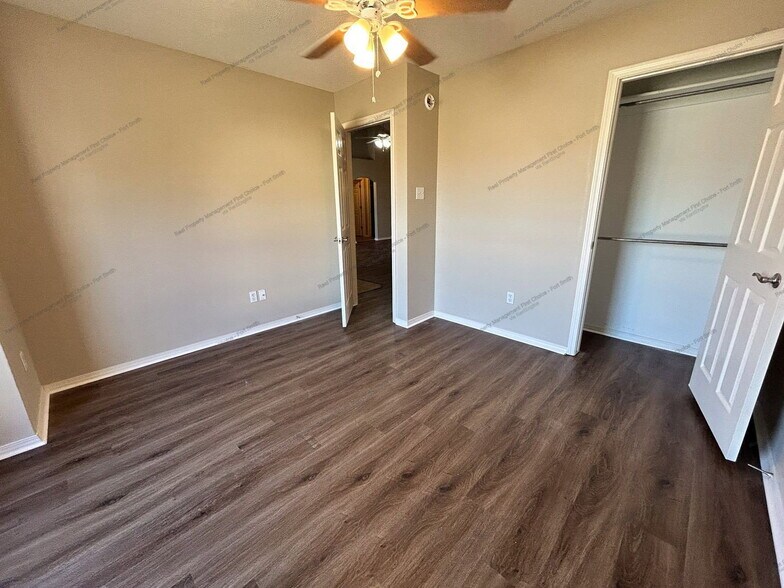 Building Photo - 1475 E Gate Dr